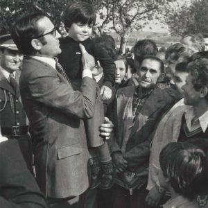 El Presidente de Portugal Antonio Ramalho junto a la gente reunida para saludarle a su llegada a su residencia en el Palacio de Aranjuez durante su visita a España
