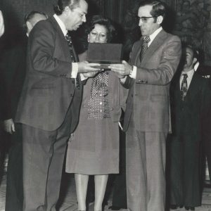 El Alcalde de Aranjuez, Antonio Clavet, entrega una carabela en miniatura en recuerdo de los marineros portugueses al Presidente de Portugal y su esposa durante su visita a España