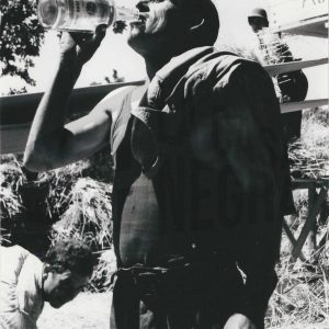 Segador bebiendo agua en una pausa de la siega en Aranjuez