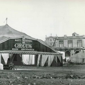 Carpa de circo instalada junto al Palacio Real de Aranjuez para el rodaje de la película «El fabuloso mundo del circo»