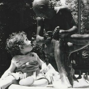 La hija del fotógrafo Antonio Talavera junto al Niño de la Espina de la Fuente de las Arpías en el Jardín de la Isla de Aranjuez