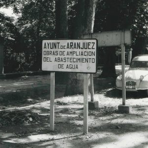 Cartel de «Ampliación del abastecimiento de agua» en Aranjuez