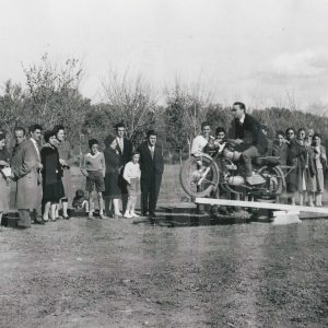 Pruebas de habilidad con motivo de inauguración de instalaciones en la fábrica MAFE (Manufacturas Fotográficas Españolas) de Aranjuez