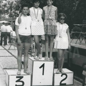 Nadadoras premiadas tras una competición en Aranjuez