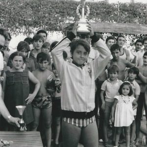Nadador del Club ADAS (Asociación Deportiva Apóstol Santiago) de Aranjuez recibiendo una copa en Toledo