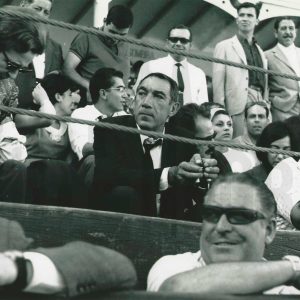 El actor Anthony Quinn en una corrida de toros en Aranjuez
