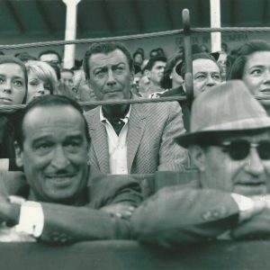 El actor Robert Taylor en una corrida de toros en Aranjuez