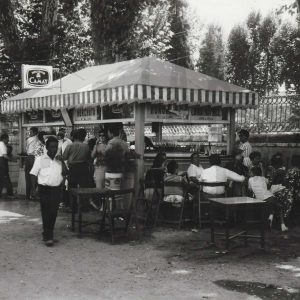 Público en un kiosko en Aranjuez