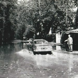Calzada inundada tras una tormenta en el comienzo de la Calle de la Reina de Aranjuez