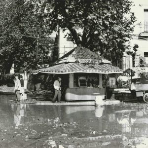 Calzada inundada tras una tormenta en el comienzo de la Calle de la Reina de Aranjuez