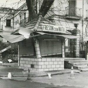 Kiosko con daños tras el choque de un vehículo en la Plaza de Rusiñol de Aranjuez