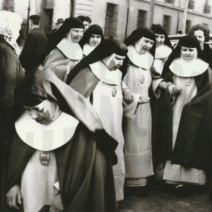 Monjas de clausura dirigiéndose a votar en Aranjuez en el referéndum sobre la Ley Orgánica del Estado