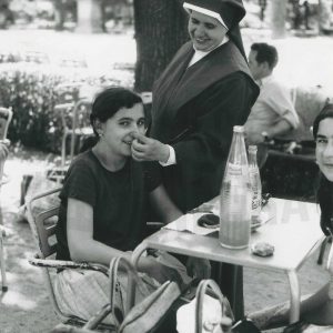 Una monja tapándole la nariz a una alumna en un viaje de estudios a Toledo