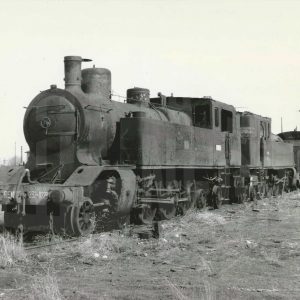 Maquina de tren fuera de servicio esperando su desguace en Aranjuez