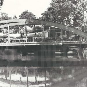 Traslado de la falúa Isabel II a su nueva ubicación en el Jardín del Príncipe a su paso por el Puente de Barcas en Aranjuez