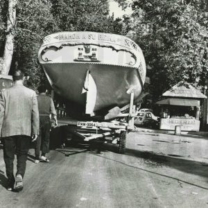 Traslado de la falúa Isabel II a su nueva ubicación en el Jardín del Príncipe a su paso por el Puente de Barcas en Aranjuez