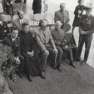 El Alcalde de Aranjuez y otras autoridades civiles, militares y eclesiásticas en un acto