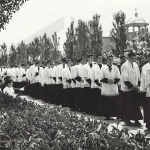 Numerosos Jesuitas por las calles de Aranjuez en la procesión del Corpus Christi