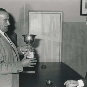 El Alcalde de Aranjuez, Manuel García Moreno,  entrega un trofeo