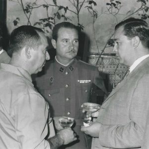 Un grupo de personas charlando durante una entrega de premios