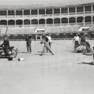 Espectáculo de la mujer forzuda Linda Walker en la Plaza de Toros de Aranjuez