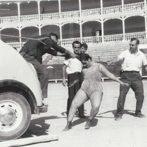Espectáculo de la mujer forzuda Linda Walker en la Plaza de Toros de Aranjuez