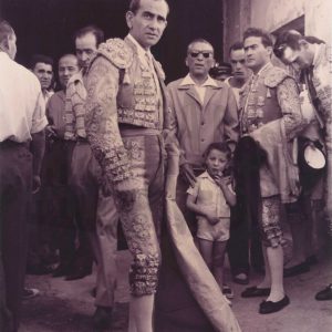 Toreros esperando en la Puerta de Cuadrillas de la Plaza de Toros de Aranjuez