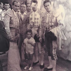 Toreros esperando en la Puerta de Cuadrillas de la Plaza de Toros de Aranjuez