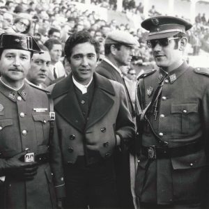 El torero Paco Camino junto a autoridades militares en la barrera de la Plaza de Toros de Aranjuez durante un festival benéfico