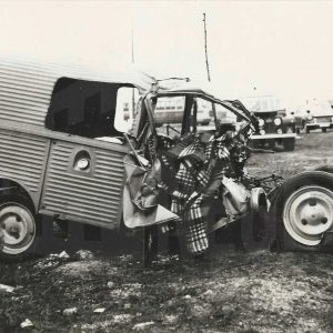 Vehículo Citroën 2CV Furgoneta accidentado en las cercanías de Aranjuez