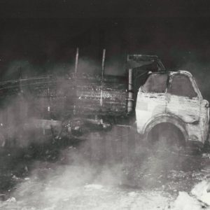 Vehículo de transporte accidentado e incendiado en las cercanías de Aranjuez