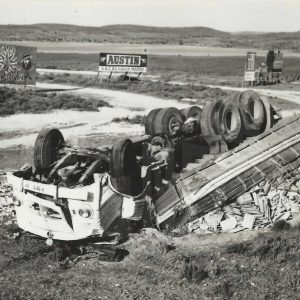 Vehículo de transporte accidentado en el Puente Largo, en las cercanías de Aranjuez