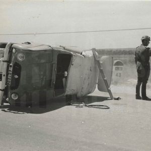 Un guardia civil de tráfico junto a un vehículo Renault 4 Furgoneta accidentado en las cercanías de Aranjuez