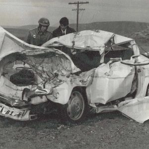 Un guardia civil de tráfico junto a un vehículo accidentado en las cercanías de Aranjuez