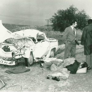 Guardias civiles de tráfico junto a un vehículo SEAT 1500 accidentado y a una víctima en las cercanías de Aranjuez