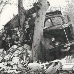 Vehículo de transporte accidentado en  Aranjuez