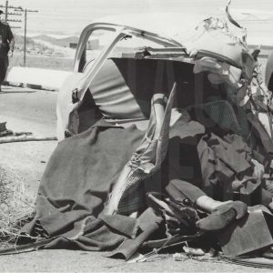 Guardia civil de tráfico dirigiéndose a un vehículo accidentado con víctimas en las cercanías de Aranjuez