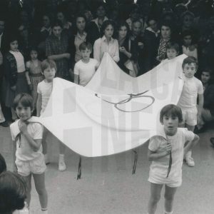 Unos escolares portan la bandera olímpica en la inauguración de unas Olimpiadas en el Colegio Apóstol Santiago en Aranjuez