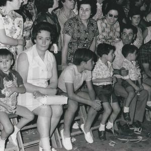 Personas esperando el desfile de la cabalgata de las Fiestas de septiembre en Aranjuez