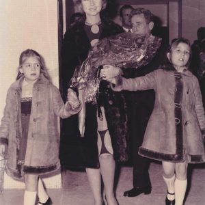 La Princesa de España junto a sus hijas asistiendo a un acto en la piscina del Canoe Natación Club, en Madrid