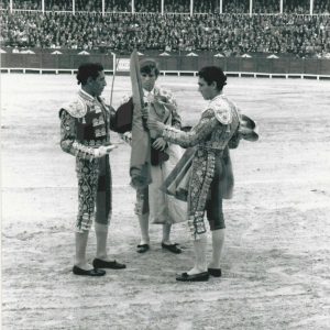 Momento en que Paco Camino y ‘El Cordobés» dan la alternativa al torero Vicente Punzón en la Plaza de Toros de Aranjuez