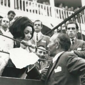 La cantante y actriz Sara Montiel en una corrida de toros en la Plaza de Aranjuez