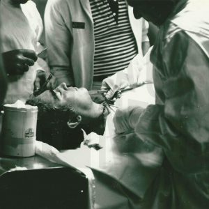 El torero Paco Camino es intervenido en la enfermería de la Plaza de Toros de Aranjuez tras una grave cogida