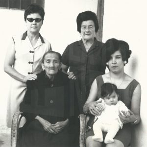 Cinco generaciones de mujeres de la misma familia, en Aranjuez