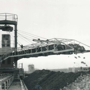 Grúa transportadora distribuyendo la remolacha descargada en la Azucarera de Aranjuez