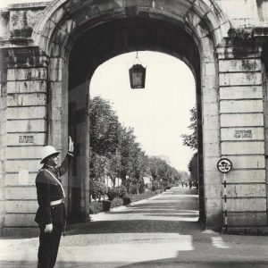 Guardia Municipal regulando el tráfico en la Plaza de San Antonio en Aranjuez