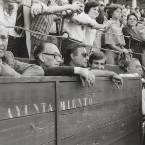 Público en el burladero durante una corrida en la Plaza de Toros de Aranjuez