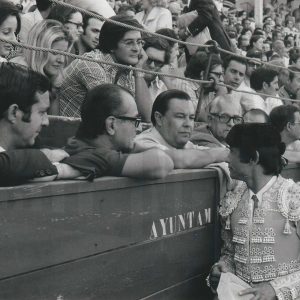 El torero Sebastián Palomo Linares charlando con autoridades en el callejón de la Plaza de Toros de Aranjuez