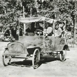 Varias personas en un coche a pedales en Aranjuez