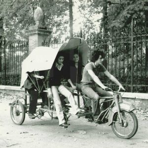 Varias personas en un coche a pedales en Aranjuez